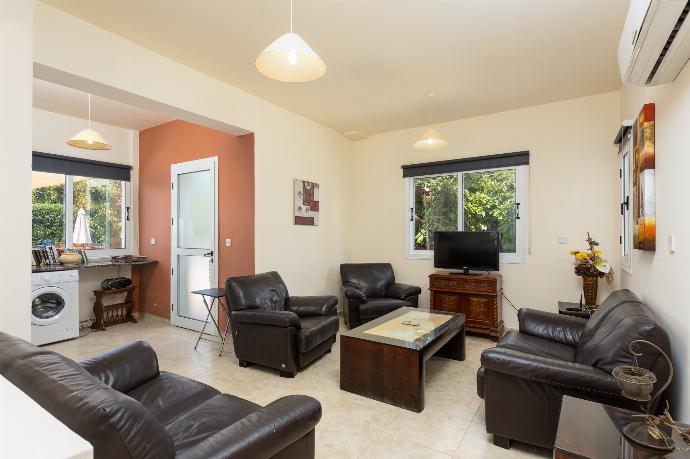 Open-plan living room with sofas, dining area, kitchen, A/C, WiFi internet, and satellite TV . - Villa Kleopatra . (Galleria fotografica) }}