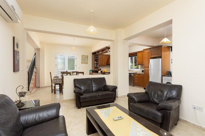 Open-plan living room with sofas, dining area, kitchen, A/C, WiFi internet, and satellite TV . - Villa Kleopatra . (Galería de imágenes) }}