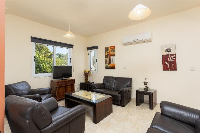 Open-plan living room with sofas, dining area, kitchen, A/C, WiFi internet, and satellite TV . - Villa Kleopatra . (Galleria fotografica) }}