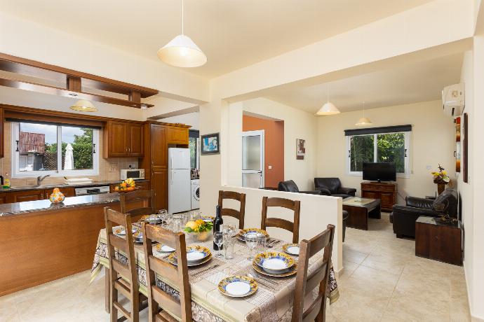 Open-plan living room with sofas, dining area, kitchen, A/C, WiFi internet, and satellite TV . - Villa Kleopatra . (Galleria fotografica) }}