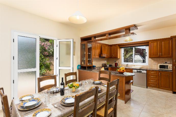 Open-plan living room with sofas, dining area, kitchen, A/C, WiFi internet, and satellite TV . - Villa Kleopatra . (Galería de imágenes) }}