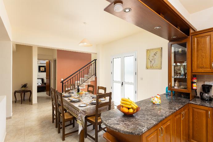 Open-plan living room with sofas, dining area, kitchen, A/C, WiFi internet, and satellite TV . - Villa Kleopatra . (Galería de imágenes) }}