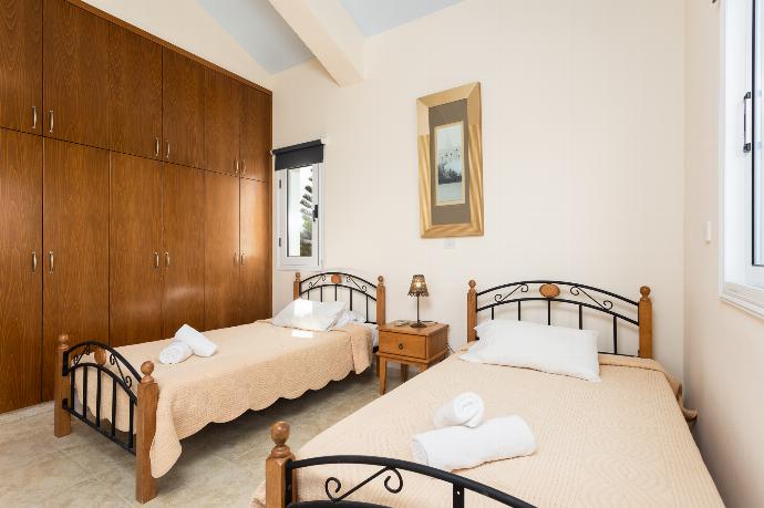 Twin bedroom with en suite bathroom, A/C, and balcony access . - Villa Kleopatra . (Galerie de photos) }}