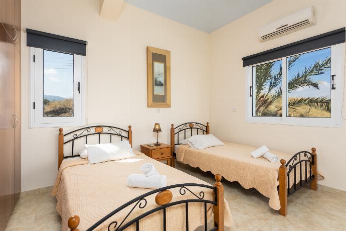 Twin bedroom with en suite bathroom, A/C, and balcony access . - Villa Kleopatra . (Fotogalerie) }}