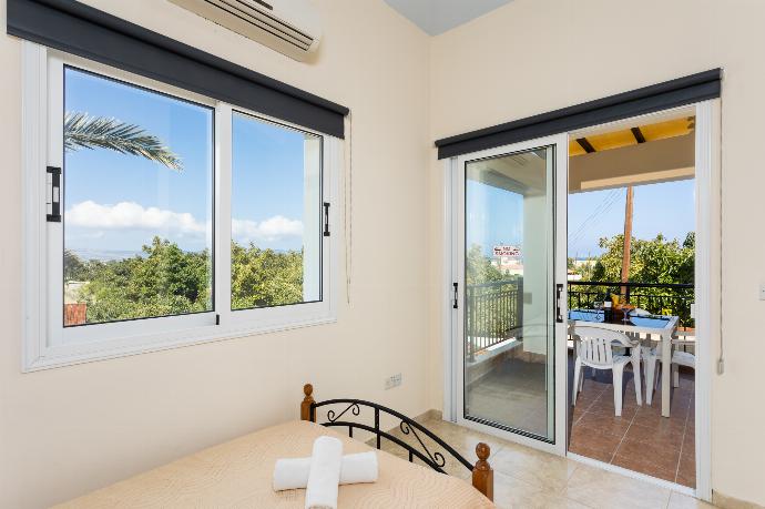 Twin bedroom with en suite bathroom, A/C, and balcony access . - Villa Kleopatra . (Galería de imágenes) }}