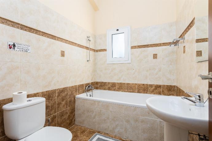 En suite bathroom with bath and shower . - Villa Kleopatra . (Photo Gallery) }}