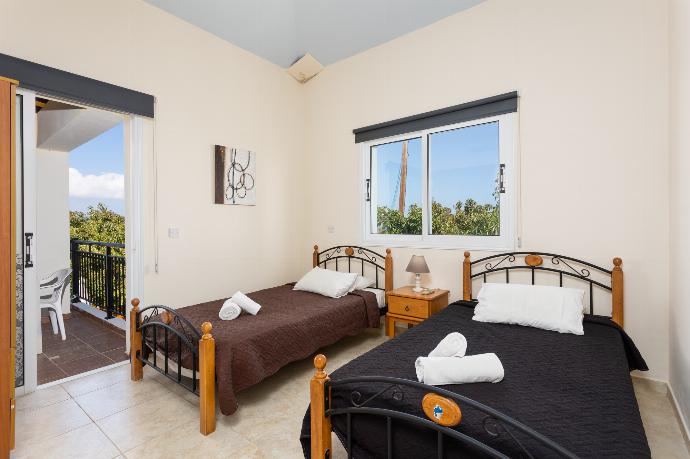 Twin bedroom with en suite bathroom, A/C, and balcony access . - Villa Kleopatra . (Galleria fotografica) }}