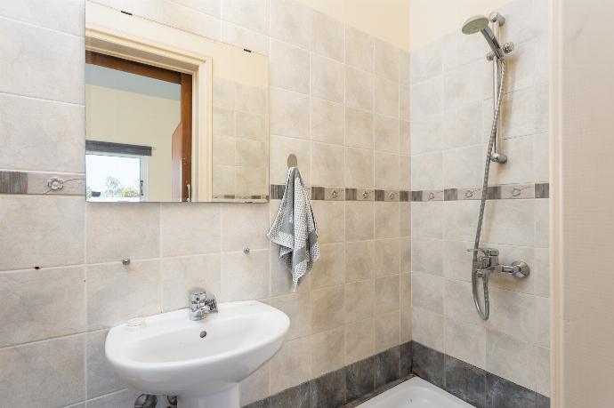 En suite bathroom with shower . - Villa Kleopatra . (Galleria fotografica) }}