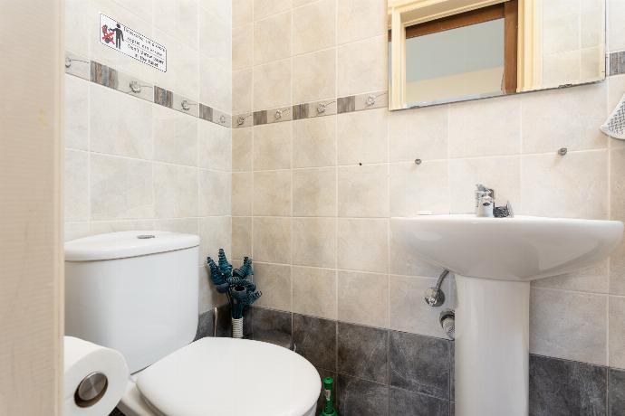 En suite bathroom with shower . - Villa Kleopatra . (Galería de imágenes) }}