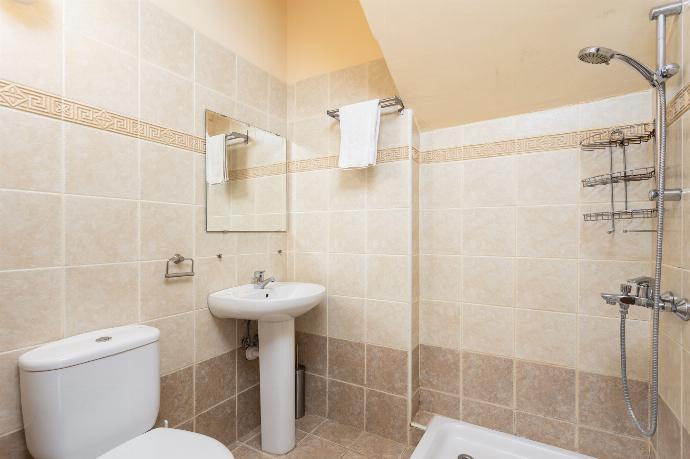 Family bathroom with shower . - Villa Kleopatra . (Galería de imágenes) }}