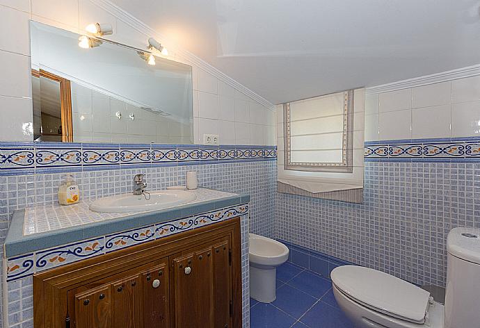 Family bathroom with shower. W/C. . - Villa Tinajas . (Photo Gallery) }}