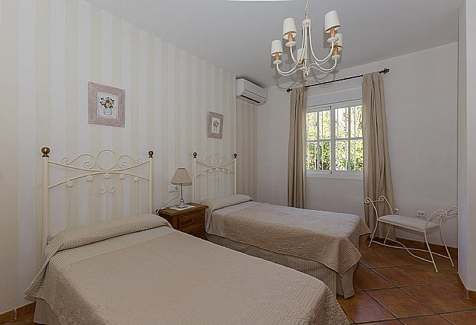  Twin bedroom with A/C . - Villa Tinajas . (Photo Gallery) }}