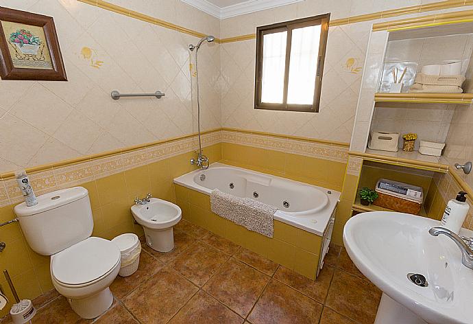 Family bathroom, bath with shower. W/C. . - Casa Alberto . (Γκαλερί Φωτογραφιών) }}
