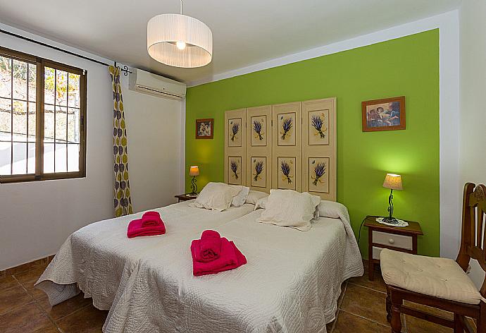  Twin bedroom with A/C . - Casa Alberto . (Γκαλερί Φωτογραφιών) }}