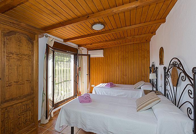  Twin bedroom with A/C . - Casa Alberto . (Γκαλερί Φωτογραφιών) }}