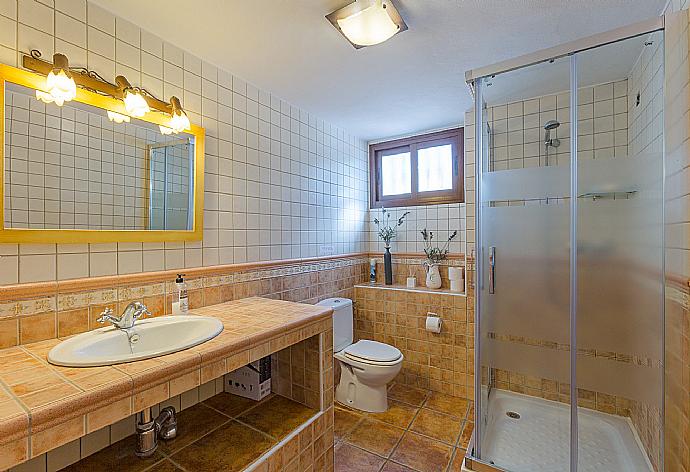 Family bathroom with shower. W/C. . - Casa Alberto . (Γκαλερί Φωτογραφιών) }}