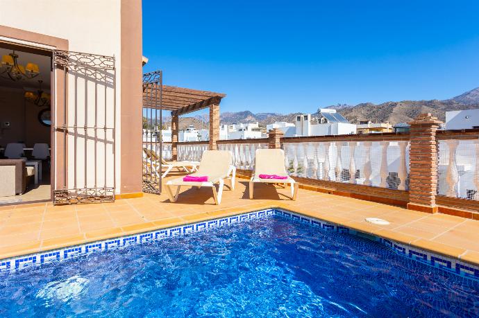 Private pool and terrace with sea views . - Miguel Franco . (Fotogalerie) }}