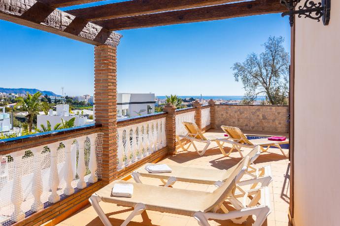 Terrace area with sea views . - Miguel Franco . (Fotogalerie) }}