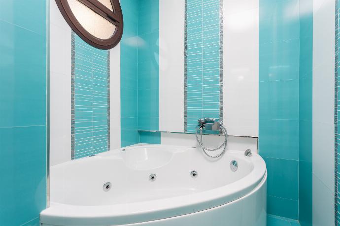 Family bathroom with bath and shower . - Miguel Franco . (Fotogalerie) }}