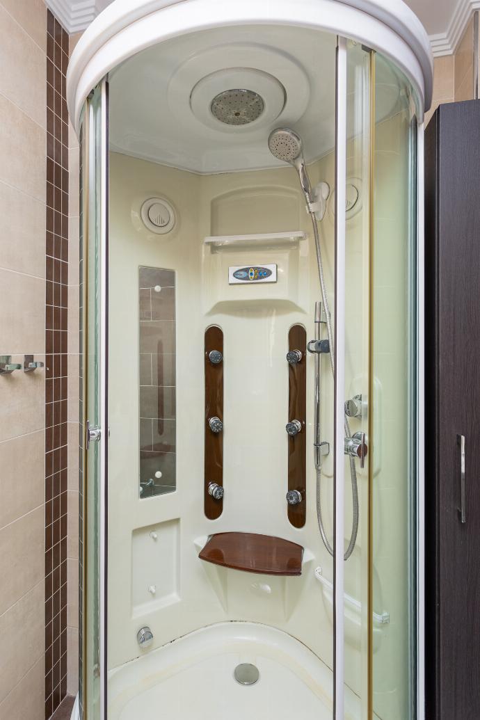 Family bathroom with shower . - Miguel Franco . (Galería de imágenes) }}