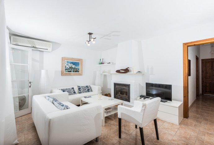 Living and dining area with A/C, WiFi, TV, DVD player and terrace access . - Villa Xapa . (Galleria fotografica) }}