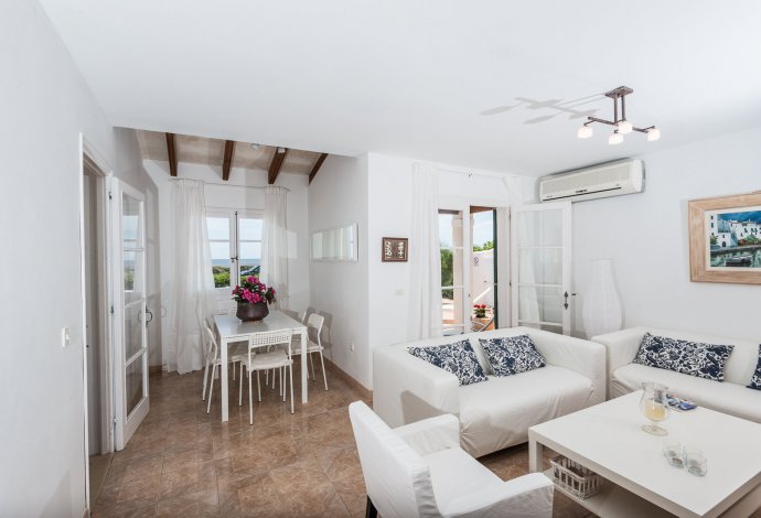 Living and dining area with A/C, WiFi, TV, DVD player and terrace access . - Villa Xapa . (Galería de imágenes) }}