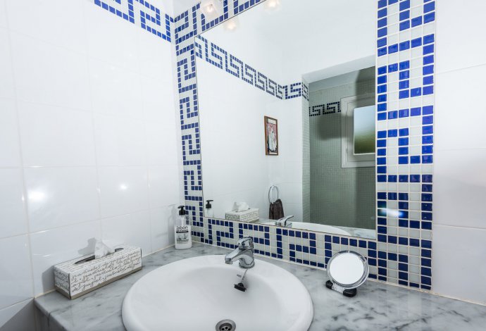Bathroom with shower . - Villa Xapa . (Galerie de photos) }}
