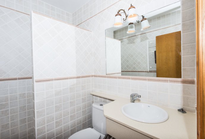 Bathroom with shower . - Villa Xapa . (Photo Gallery) }}