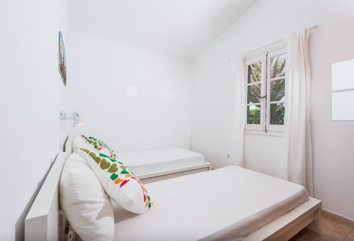 Twin bedroom with A/C and en suite bathroom . - Villa Xapa . (Photo Gallery) }}