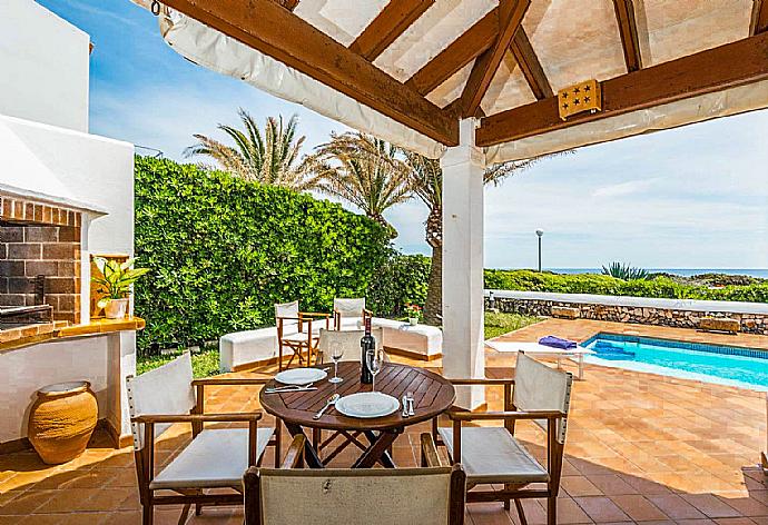 Outdoor barbecue and dining area . - Villa Xapa . (Fotogalerie) }}