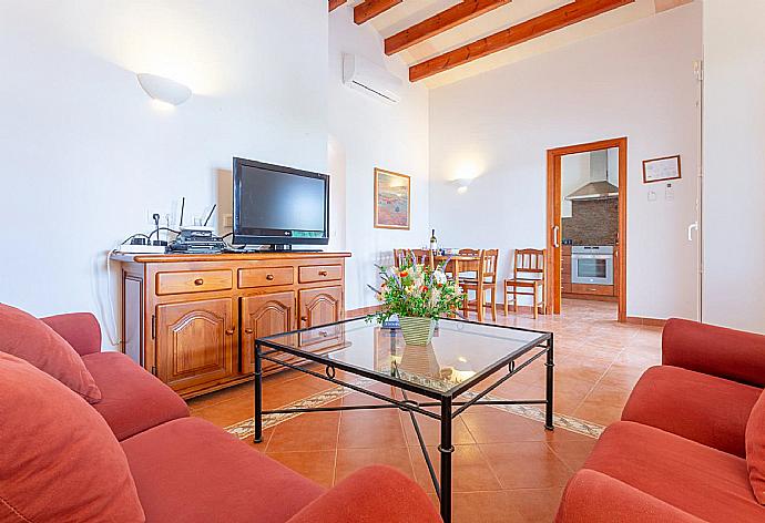 Living room with sofas, dining area, A/C, WiFi internet, satellite TV,  and terrace access . - Villa Viola . (Fotogalerie) }}