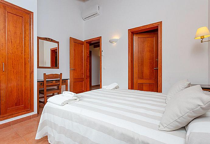 Double bedroom with en suite bathroom and A/C . - Villa Viola . (Photo Gallery) }}