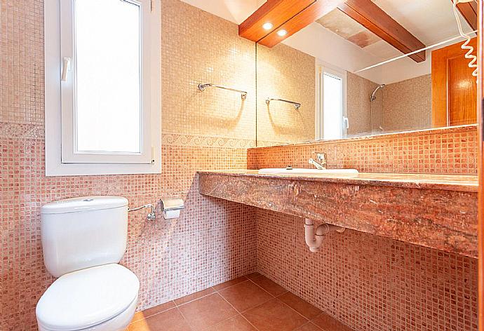 En suite bathroom with bath and shower . - Villa Viola . (Galleria fotografica) }}