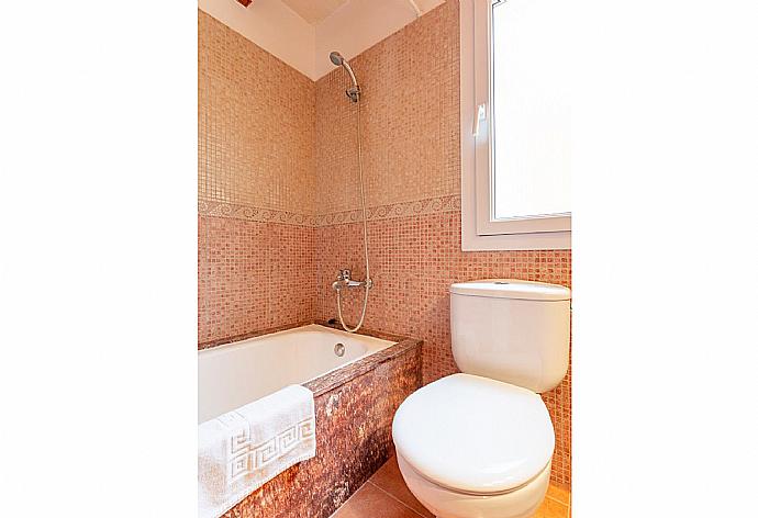 En suite bathroom with bath and shower . - Villa Viola . (Fotogalerie) }}