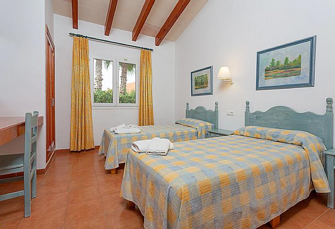 Twin bedroom with A/C . - Villa Viola . (Fotogalerie) }}
