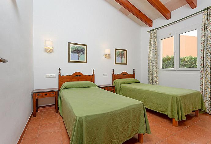 Twin bedroom with A/C . - Villa Viola . (Galleria fotografica) }}