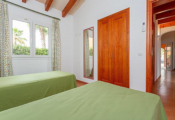 Twin bedroom with A/C . - Villa Viola . (Photo Gallery) }}