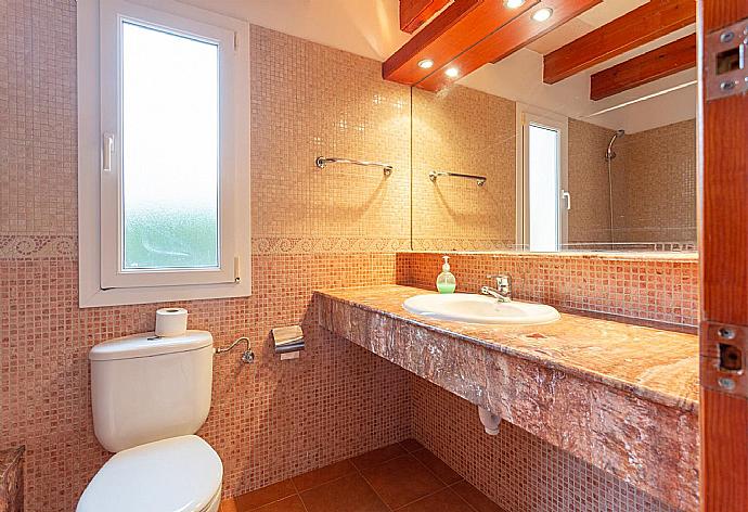 Family bathroom with bath and shower . - Villa Viola . (Fotogalerie) }}