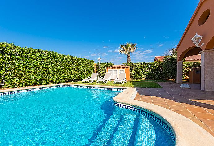 Private pool, terrace, and garden . - Villa Geranio . (Fotogalerie) }}