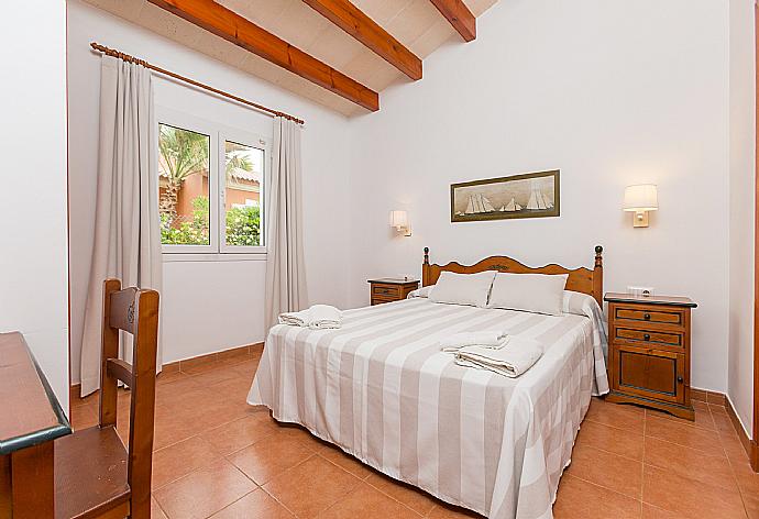 Double bedroom with A/C and en suite bathroom . - Villa Geranio . (Photo Gallery) }}
