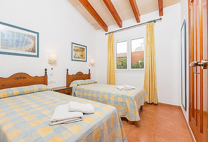 Twin bedroom with A/C . - Villa Geranio . (Photo Gallery) }}