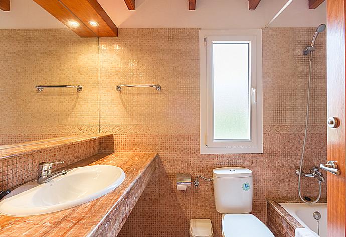 Family bathroom with bath and overhead shower . - Villa Geranio . (Fotogalerie) }}