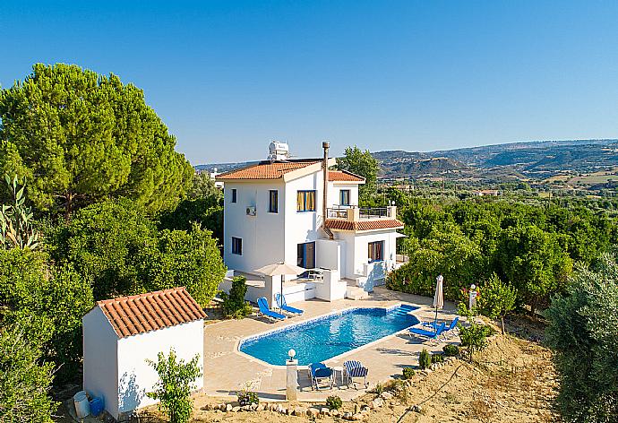 Aerial view of Villa Charoula Tessera . - Villa Charoula Tessera . (Galerie de photos) }}