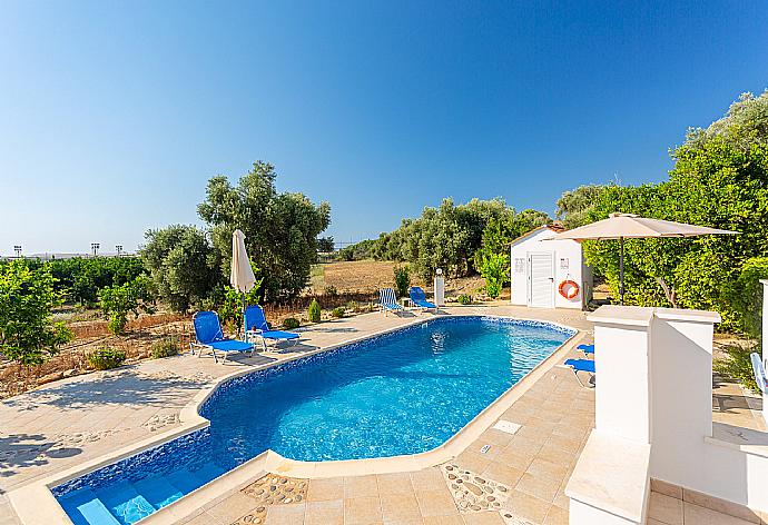 Private pool and terrace . - Villa Charoula Tessera . (Fotogalerie) }}