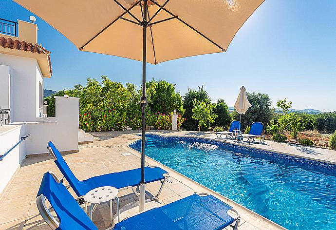 Private pool and terrace . - Villa Charoula Tessera . (Galerie de photos) }}