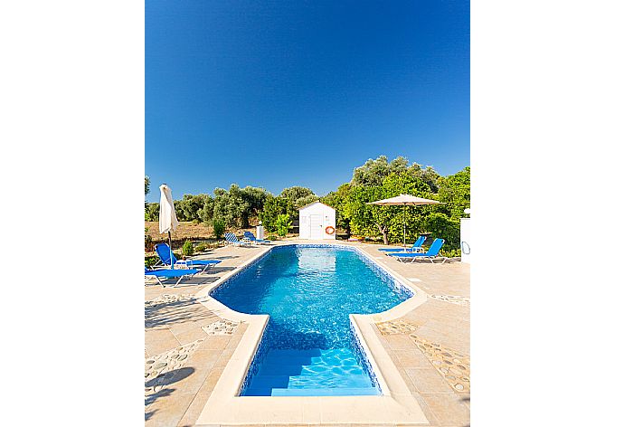 Private pool and terrace . - Villa Charoula Tessera . (Fotogalerie) }}