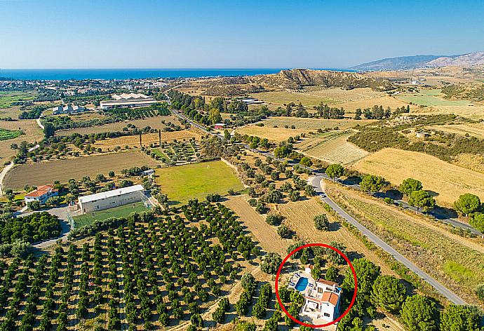 Aerial view of Villa Charoula Tessera . - Villa Charoula Tessera . (Galerie de photos) }}