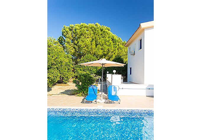 Private pool and terrace . - Villa Charoula Tessera . (Fotogalerie) }}