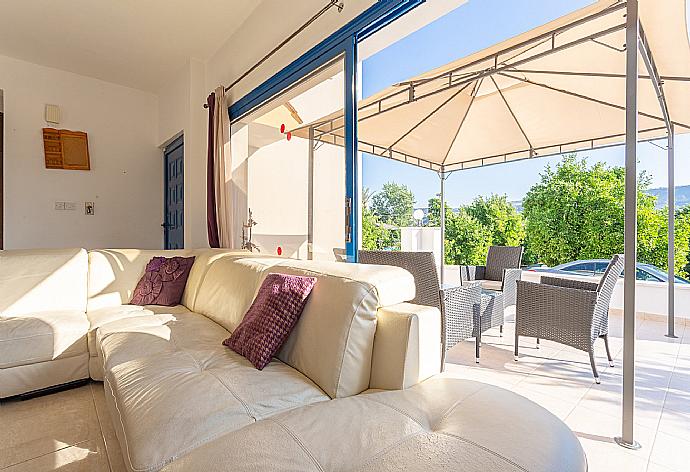 Open-plan living room with dining area, kitchen, terrace access, WiFi Internet, TV, and DVD player . - Villa Charoula Tessera . (Galleria fotografica) }}