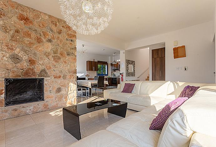 Open-plan living room with dining area, kitchen, terrace access, WiFi Internet, TV, and DVD player . - Villa Charoula Tessera . (Galleria fotografica) }}